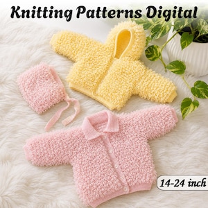 Peut inclure: Knitting Patterns Digital. Une veste à capuche jaune avec un point bouclé texturé, un bonnet rose assorti avec des liens, et un gilet rose à col avec boutonnage sur le devant et point bouclé texturé. Le texte 14-24 inch est visible.