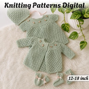 Könnte beinhalten: Ein salbeigrünes Strickset bestehend aus einem kurzärmeligen Kleid, einer langärmeligen Strickjacke, einer Haube mit rosa Bändern und zwei Paar Booties. Jedes Teil hat ein zartes Spitzenmuster und kleine gestickte rosa Rosenknospen. Text: Knitting Patterns Digital und 12-18 inch.