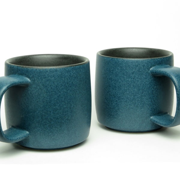 taza de gres con pavo real satinado y esmalte negro, taza de cerámica, taza lanzada por rueda, taza de cerámica de estudio, taza moderna de dos tonos, taza hecha a mano