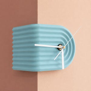 Mid-Century Modern hörnklocka – Skulptural väggdekor, 3 färger tillgängliga