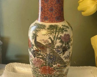 Japanse porseleinen vaas, pauwen, aardewerk in Satsuma-stijl