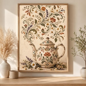 Op de afbeelding: Een ingelijste kunstdruk met een crèmekleurige theepot met ingewikkelde bloemmotieven in rood-, groen- en bruintinten. Wervelende botanische illustraties van wilde bloemen en lavendelstengels stijgen op uit de tuit, met kleine bloemtrossen aan de voet.