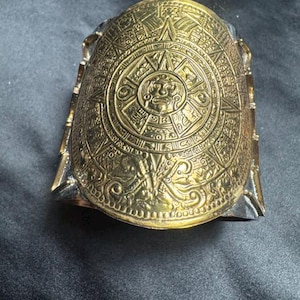 Brazalete mexicano vintage de metales mixtos -Motivo de calendario de piedra solar azteca-Brazalete llamativo con filigrana de cobre y latón -Arte popular precolombino