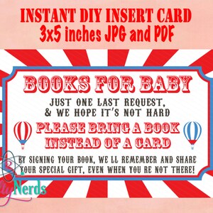 Op de afbeelding: Een rood, wit en blauw baby shower inlegkaart met de tekst "BOOKS FOR BABY". De kaart is 7,6 x 12,7 cm groot en vraagt gasten om een boek in plaats van een kaart mee te nemen. Het bevat illustraties van luchtballonnen.