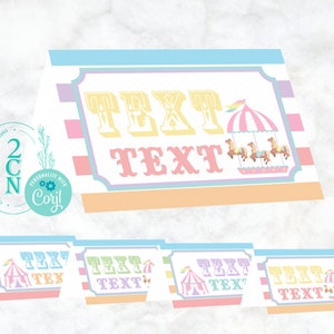 Op de afbeelding: Vier bedrukbare tentkaarten met een pastel gestreepte achtergrond en een carrousel-illustratie. De tekst "TEXT" is geschreven in een vintage lettertype op elke kaart.