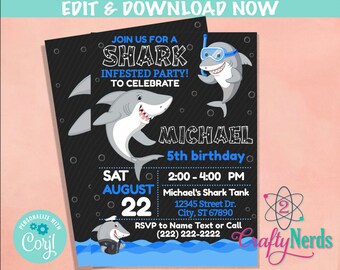 Puede incluir: Una invitación a una fiesta de cumpleaños con temática de tiburones, en negro y azul, con el texto "JOIN US FOR A SHARK INFESTED PARTY! TO CELEBRATE MICHAEL 5th birthday SAT AUGUST 22 2:00-4:00 PM Michael's Shark Tank 12345 Street Dr. City, ST 67890 RSVP to Name Text or Call (222) 222-2222"