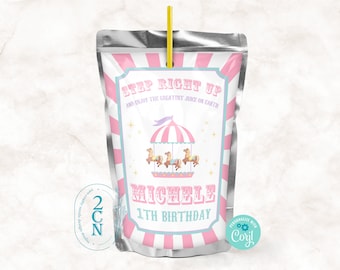 Könnte beinhalten: Ein rosa-weißer Saftkarton mit einem Karussell-Design und dem Text "Step Right Up and Enjoy the Greatest Juice on Earth". Der Saftkarton hat auch den Text "Michele 1th Birthday".