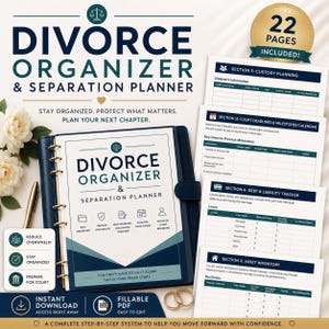 以下が含まれることがあります： ゴールドのリングが付いたダークブルーのバインダーに入った離婚整理・別居プランナー。このドキュメントには、親権計画、裁判の期限、債務追跡、資産目録などのセクションを含む22ページが含まれています。テキストには「22 PAGES INCLUDED!」と記載されています。