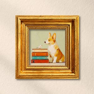 Uroczy obraz Corgi z książkami i białym ptakiem, kolorowy stos książek, zabytkowa złota rama, kącik do czytania, prezent dla czytelników i właścicieli zwierząt