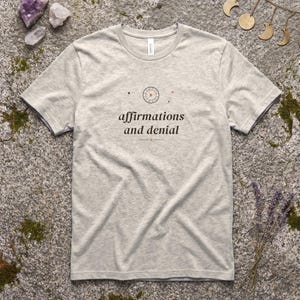 Affirmationen und Verleugnung – Sarkastisches Manifestations-Shirt, Gesetz der Anziehung-T-Shirt für Skeptiker, Spirituelles Top mit trockenem Humor