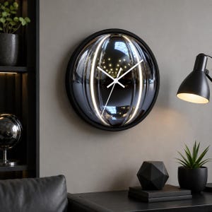 Peut inclure: Une horloge murale ronde avec un cadre noir et un cadran en verre sombre, convexe et réfléchissant. L'horloge présente de fines aiguilles blanches pour les heures, les minutes et les secondes. Deux bandes lumineuses blanches verticales sont intégrées.