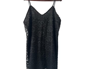 Vestido vintage preto de renda, modelo slip, da série The Woman Within na Quinta Avenida, tamanho A6.