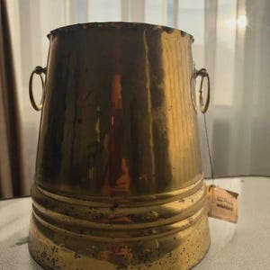 Vintage väggkruka i mässing med ringhandtag, hamrad kruka från mitten av århundradet, original etikett