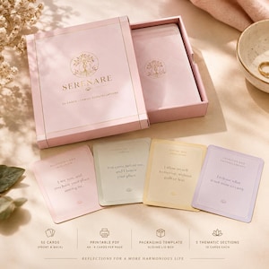 Può includere: Un set in scatola rosa intitolato Serenare 50 Cards Family Constellations con coperchio scorrevole. Il set include un mazzo di carte nella scatola e quattro carte singole mostrate sotto, ognuna con testo e una piccola icona di loto in basso.