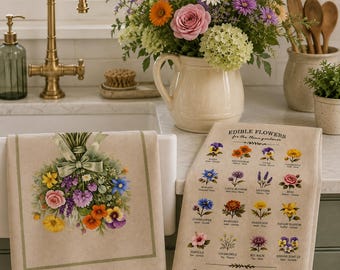 Puede incluir: Dos paños de cocina de color beige con ilustraciones botánicas. Uno muestra un ramo de flores coloridas atado con un lazo. El otro presenta una cuadrícula de flores comestibles con etiquetas como Pensamiento, Borraja, Lavanda y Rosa, y el texto Edible Flowers.