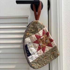 Quilted Patchwork Wristlet Bag | Floral Appliqué Zipper Pouch | Star Quilt Handbag | Cottagecore Fabric Wristlet