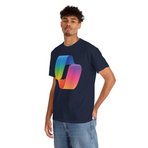 Könnte beinhalten: Ein marineblaues Kurzarm-T-Shirt mit einer großen, mittigen Grafik in Form eines stilisierten, gefalteten Bandes. Das Banddesign zeigt einen lebendigen Farbverlauf, der von Blau und Grün zu Gelb, Orange und Pink übergeht.