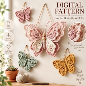 Puede incluir: Un patrón digital para arte de pared de mariposas tejidas a ganchillo con varias mariposas en rosa, crema, verde salvia y amarillo mostaza. El diseño incluye detalles de puntadas intrincados, cuentas de madera y cuerdas para colgar.