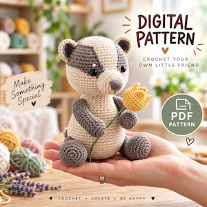 Könnte beinhalten: Ein gehäkeltes Dachs-Spielzeug aus cremefarbenem und dunkelgrauem Garn, das eine kleine gelbe Blume hält. Text: DIGITAL PATTERN, CROCHET YOUR OWN LITTLE FRIEND, Make Something Special, PDF PATTERN, CROCHET • CREATE • BE HAPPY.
