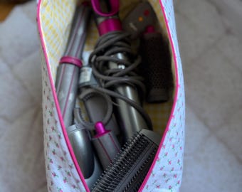 Borsa porta accessori per capelli extra large con stampa floreale rosa e a quadretti gialli.