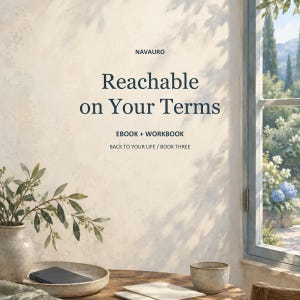 Op de afbeelding: Een digitale boekomslag met de titel NAVAURO Reachable on Your Terms EBOOK + WORKBOOK BACK TO YOUR LIFE / BOOK THREE. De tekst staat gecentreerd boven een lichtbeige muur met schaduwen, een keramieken vaas met groen, een kom en een kopje.