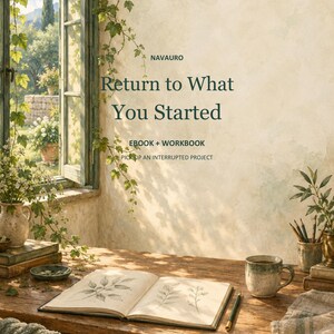 Puede incluir: Un libro electrónico y cuaderno de ejercicios titulado NAVAURO Return to What You Started Pick Up An Interrupted Project. La imagen muestra un cuaderno de bocetos abierto con dibujos botánicos sobre un escritorio de madera, una taza y lápices.