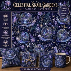 Può includere: Un motivo digitale senza cuciture intitolato Celestial Snail Gardens con lumache con gusci a globo di cristallo contenenti paesaggi in miniatura, funghi luminosi e stelle su uno sfondo blu scuro, mostrato su un cuscino, carta da regalo e una tazza.