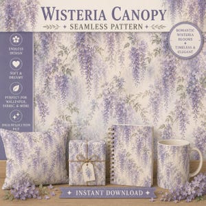 Può includere: Un motivo senza cuciture Wisteria Canopy con grappoli di fiori viola su sfondo chiaro. L'esposizione include un cuscino quadrato, un regalo incartato con etichetta, un quaderno a spirale e una tazza in ceramica, tutti con la stessa stampa floreale.
