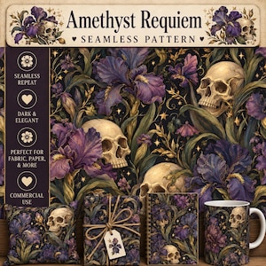 Könnte beinhalten: Ein nahtloses Musterdesign mit dem Titel Amethyst Requiem, das violette Irisblüten, menschliche Schädel und goldene Sterne auf dunklem Grund zeigt. Das Set enthält ein quadratisches Kissen, ein Geschenk, ein Notizbuch und eine Keramiktasse.