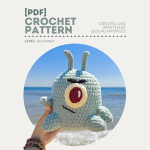 Puede incluir: Un patrón de ganchillo en PDF para un peluche de criatura de color azul claro con un solo ojo. El texto dice [PDF] CROCHET PATTERN, LEVEL: BEGINNER y CREATED AND WRITTEN BY @GUACAMOMOLE. El peluche tiene dos antenas, un ojo grande y boca.