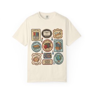 レトロステッカーパッチ フード＆トラベルアイコンTシャツ | ヴィンテージバッジコラージュ
