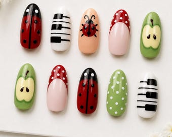Faux ongles coccinelle, ongles pomme verte, ongles jardin mignon, nail art à pois, ongles fruits d'été, faux ongles courts faits main
