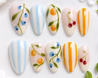 Ongles à coller « Jardin de fruits », ongles cerise-myrtille-agrumes, ongles rayés d'été, faux ongles botaniques peints à la main en forme d'amande, ongles style cottagecore