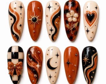 Ongles à coller rétro bohèmes, ongles célestes orange brûlé, ongles étoiles écaille de tortue, ongles automne années 70, nail art à damier