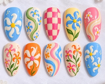 Faux ongles rétro à motifs floraux, ongles fleuris groovy, ongles colorés peints à la main, ongles marguerites funky, nail art psychédélique tourbillonnant, ongles printaniers