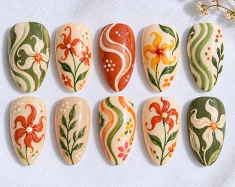 Faux ongles rétro à motifs floraux, ongles fleuris groovy, ongles botaniques bohèmes, ongles tourbillon peints à la main, ongles vert olive et orange, nail art unique