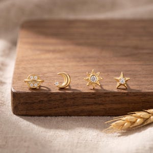 Set med himmelska örhängen i 18 karat guld, örhängen med måne, stjärna, sol, planet, minimalistiska, läckra rymdinspirerade smycken, present till vardagsöronen