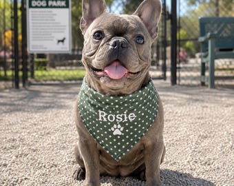 カスタム刺繍入り犬用バンダナ、パーソナライズされたペット用バンダナ、名前入りチェック柄子犬用スカーフ、ギンガムチェック柄犬用バンダナ、犬好きへのギフト、ペット用首輪