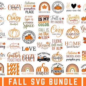 Pode incluir: Uma coleção de 42 designs gráficos digitais com temas de outono, abóboras, folhas de bordo e tipografia sazonal. Os designs incluem frases como 'Hello Fall', 'Cozy Season', 'Harvest' e 'Pumpkin Spice' em laranja, castanho e preto.