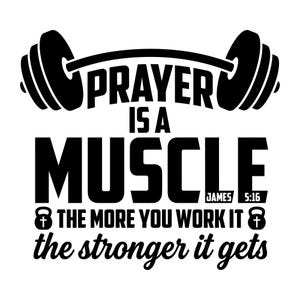 Könnte beinhalten: Ein schwarzes Grafikdesign mit einer Langhantel oben und dem Text PRAYER IS A MUSCLE JAMES 5:16 THE MORE YOU WORK IT the stronger it gets. Zwei Kettlebells mit Kreuzsymbolen befinden sich auf beiden Seiten der mittleren Textzeile.