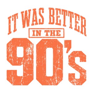 以下が含まれることがあります： オレンジ色のテキスト「IT WAS BETTER IN THE 90'S」をあしらったグラフィックデザイン。文字には使い古されたようなかすれた質感があり、ヴィンテージ風の見た目です。太いブロック体のフォントで、長方形の枠の中に配置されています。