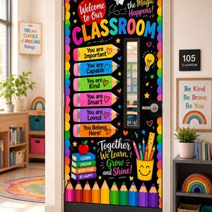 Puede incluir: Una decoración para puerta de aula con fondo negro y borde de lápices arcoíris. El texto incluye Welcome to Our CLASSROOM, Where the Magic Happens, You are Important, Capable, Kind, Smart, Loved, You Belong Here y Together We Learn.
