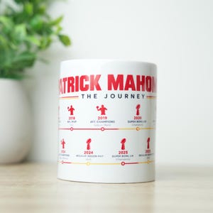 Peut inclure: Un mug en céramique blanche avec du texte rouge et noir indiquant PATRICK MAHOMES THE JOURNEY. Le design présente une chronologie d'icônes rouges représentant des succès au football de 2018 à 2025, incluant le titre de MVP et le Super Bowl.