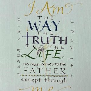 Puede incluir: Una obra de arte de caligrafía manuscrita con las palabras "Yo soy el camino, la verdad y la vida" en varios colores. El texto está dispuesto vertical y horizontalmente sobre un fondo verde claro. La obra de arte incluye el versículo bíblico Juan 14:6.