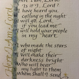 Puede incluir: Una obra de arte de color crema con caligrafía elegante. El texto dice "Here I am, Lord" e incluye un verso. Una franja vertical de acuarela en azul y verde acentúa el lado izquierdo. Una pequeña estrella dorada está en la parte inferior.