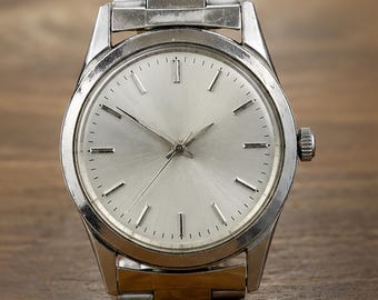Tweedehands polshorloge in vintagestijl – Klassiek zilverkleurig analoog horloge – Functioneel retro-uurwerk – Verzamelaars en dagelijks gebruik