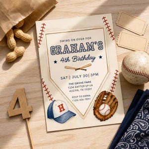 Może przedstawiać: Zaproszenie urodzinowe z motywem baseballowym, zawierające grafikę bazy domowej, napis "Swing on over for Graham's 4th Birthday", czapkę z daszkiem, rękawicę z piłką oraz dwie skrzyżowane pałki na jasnym tle z czerwonymi szwami.