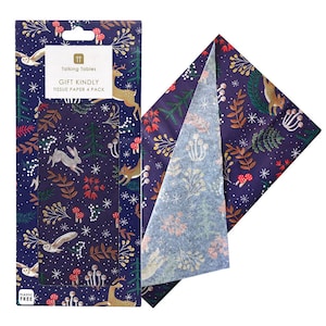 Könnte beinhalten: Eine Packung mit vier Bögen Seidenpapier von Talking Tables mit der Aufschrift GIFT KINDLY. Das dunkelblaue Papier zeigt ein wiederkehrendes Muster aus Hirschen, Hasen, Eulen, Pilzen und Laub. Die Verpackung enthält ein Logo für plastikfreie Produkte.