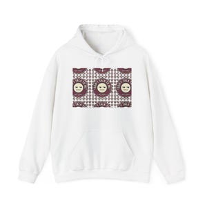 Könnte beinhalten: Ein weißer Kapuzenpullover mit einem sich wiederholenden Muster aus kreisförmigen kastanienbraunen Abzeichen. Jedes Abzeichen zeigt ein beiges Gesicht mit skeptischem Ausdruck und den Text "DON'T TALK TO ME" sowie "NOT TODAY" darunter.
