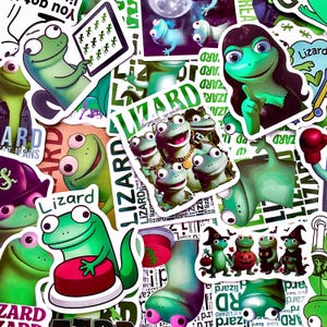 Può includere: Una collezione di adesivi assortiti raffiguranti personaggi lucertola verdi in varie pose e abiti, tra cui lucertole con cappelli, che tengono zucche e premono pulsanti, con la parola Lizard stampata su diversi dei singoli disegni.
